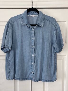 Light Blue Denim Button-Up Short Sleeve Shirt Size Large